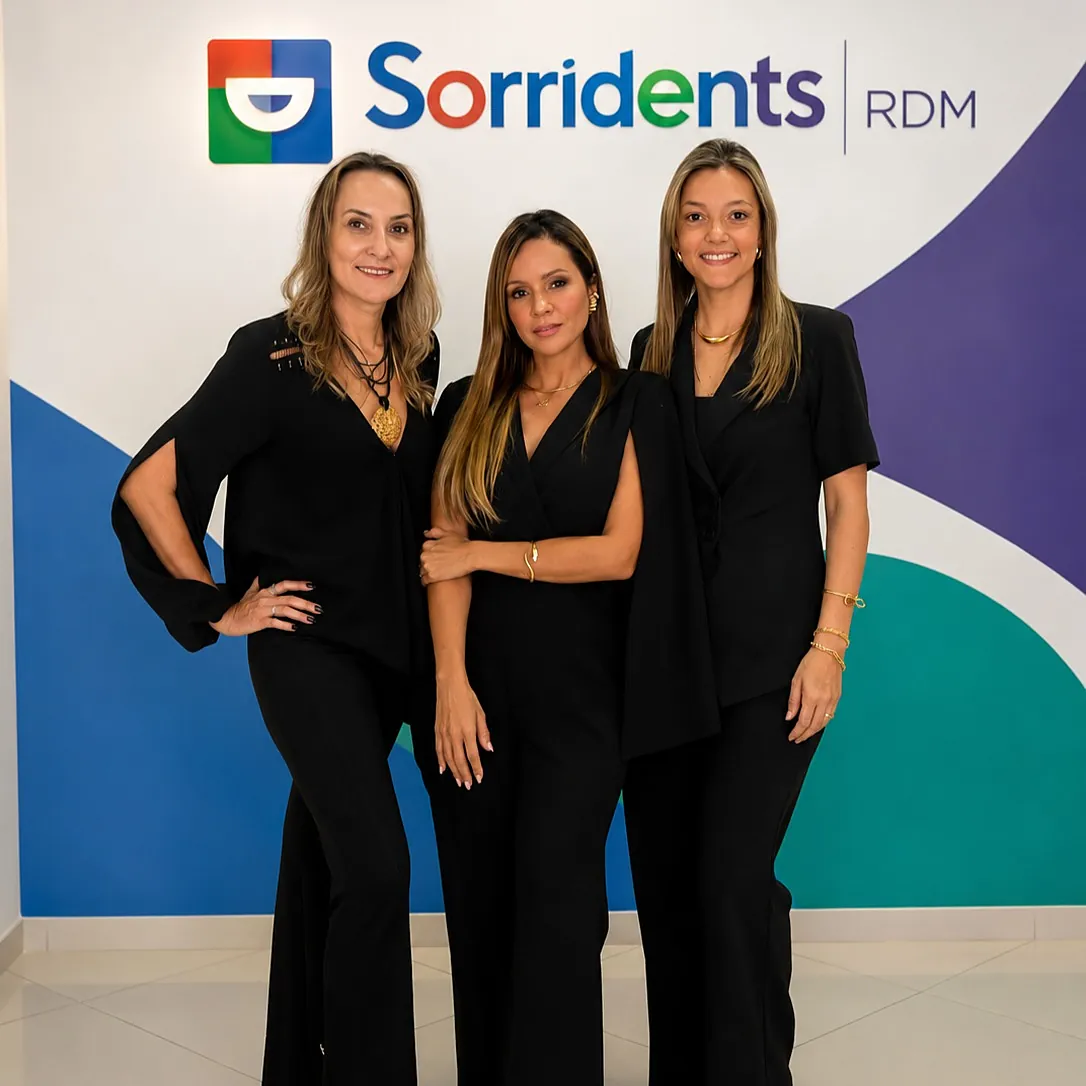 As três sócias do Grupo RDM em frente ao letreiro Sorridents RDM
